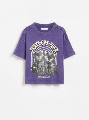 T-shirt ze świecącym nadrukiem - ciemnofioletowy. Fioletowe koszulki dziewczęce Reserved, bez wzorów, z bawełny, bez ramiączek. Za 39.99 zł.