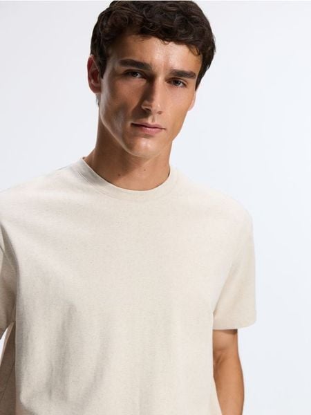 T-shirt comfort z lnem - beżowy. Brązowe t-shirty męskie Reserved, l, bez wzorów, z dzianiny, bez kołnierzyka. Za 89.99 zł.