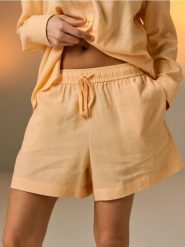 Szorty z domieszką lnu - pomarańczowy. Brązowe szorty damskie Sinsay, bez wzorów. Za 29.99 zł.