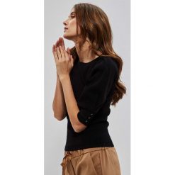 Sweter z bufiastymi rękawami czarny. Czarne swetry klasyczne damskie MOODO, xs, z poliamidu, bez kołnierzyka. W wyprzedaży za 49.99 zł.