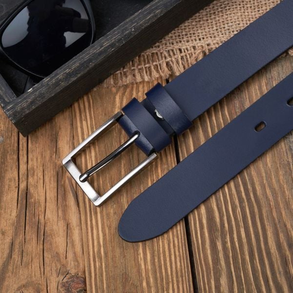 Pasek męski do jeansów 110 cm skórzany granatowy z klamrą Paolo Peruzzi PG-03-DBBL-110. Niebieskie paski męskie bez wzorów, z jeansu, eleganckie. Za 49.00 zł.