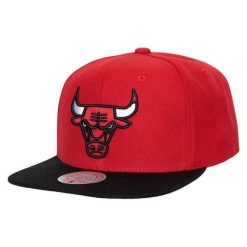 Czapka z daszkiem do koszykówki Mitchell NBA Chicago Bulls NBA Snapback czerwona. Czerwone czapki męskie Mitchell & Ness, bez wzorów, sportowe. Za 149.00 zł.