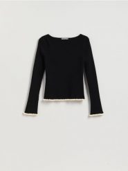 Sweter z ozdobnym wykończeniem - czarny. Czarne swetry klasyczne damskie Reserved, l, z dzianiny, bez kołnierzyka. Za 99.99 zł.