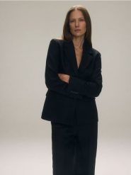 Jednorzędowa marynarka z lnem - czarny. Czarne marynarki i żakiety damskie Reserved, l, bez wzorów, z tkaniny. W wyprzedaży za 179.99 zł.