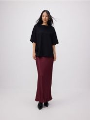 T-shirt oversize z aplikacjami - czarny. Czarne t-shirty damskie Reserved, l, z aplikacjami, z bawełny, bez kołnierzyka. Za 79.99 zł.