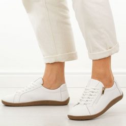 Białe skórzane półbuty damskie barefoot M.Daszyński Ol38-4. Białe półbuty damskie M.Daszyński, bez wzorów, z jeansu, klasyczne, bez obcasa, na płaskiej podeszwie. W wyprzedaży za 206.10 zł.