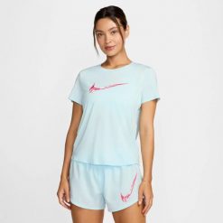 Damskie koszulka technologia Dri-FIT W NK ONE SWOOSH HBR DF SS TOP. Zielone t-shirty damskie Nike, m, bez wzorów, z materiału, bez kołnierzyka. Za 187.55 zł.