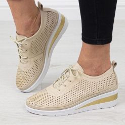 Beżowe skórzane ażurowe półbuty damskie na koturnie T.Sokolski 150. Brązowe czółenka damskie Sokolski, w ażurowe wzory, ze skóry, bez obcasa, na koturnie. Za 299.00 zł.