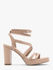 Beżowe sandały z ozdobnych paseczków. Brązowe sandały damskie Ryłko, bez wzorów, z gumy, bez obcasa, na słupku. Za 429.99 zł.