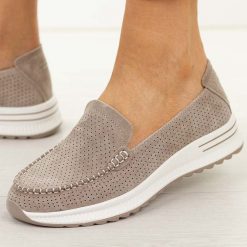 Różowe ażurowe skórzane mokasyny damskie Jezzi 9793. Czerwone mokasyny damskie Jezzi, z jeansu. Za 239.00 zł.