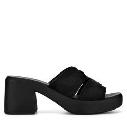 Klapki Lasocki. Czarne klapki damskie Lasocki, bez wzorów, bez obcasa. Za 99.99 zł.