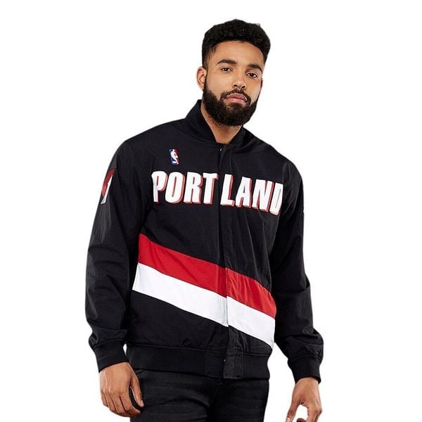 Kurtka Portland Trailblazers authentic. Czarne kurtki męskie Mitchell & Ness, bez wzorów, eleganckie, bez kaptura. Za 593.00 zł.