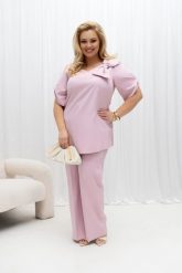 Pudrowo - różowy komplet damski Vanda | Tunika z kokardą i spodnie z prostą nogawką PLUS SIZE XXL OVERSIZE WIOSNA. Czerwone spodnie materiałowe damskie Moda Size Plus Iwanek, bez wzorów, z elastanu, biznesowe, plus size. Za 399.90 zł.