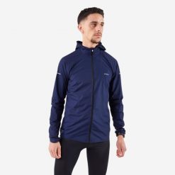 Kurtka do biegania w terenie wiatrówka męska Kiprun Run 900 Wind. Niebieskie kurtki outdoor męskie KIPRUN, l, bez wzorów, z materiału, bez kaptura. Za 169.99 zł.