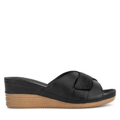 Klapki Go Soft. Czarne klapki damskie GO SOFT, bez wzorów, bez obcasa. Za 149.99 zł.