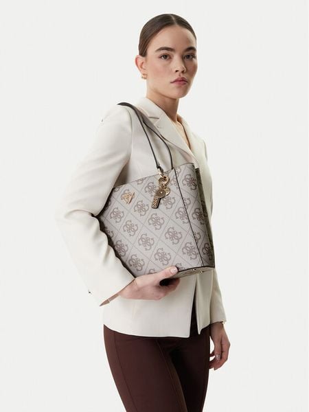 Guess Torebka Noelle II HWSO96 72250 Beżowy. Brązowe torebki klasyczne damskie Guess, z aplikacjami, ze skóry, bez dodatków. Za 679.99 zł.