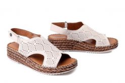 MANITU 910328-81 offwhite, sandały damskie. Brązowe sandały damskie Manitu, bez wzorów, ze skóry, bez obcasa, na koturnie. Za 269.90 zł.