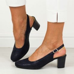 Granatowe Polskie czółenka damskie Gregors 855. Niebieskie czółenka damskie GREGORS, bez wzorów, z nubiku, z okrągłym noskiem, bez obcasa, na obcasie. Za 399.00 zł.