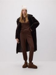 Dzianinowe spodnie jogger - brązowy. Brązowe spodnie materiałowe damskie Reserved, bez wzorów, z dzianiny. Za 89.99 zł.