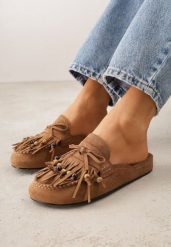 Jasnobrązowe Klapki VICES Typu Mule z Koralikami Frędzlami i Kokardą Dioleora. Brązowe klapki damskie Born2be, z aplikacjami, bez obcasa, na płaskiej podeszwie. Za 119.99 zł.