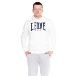 Bluza Leone 1947 Apparel Big Logo z lekkiej bawełny. Białe bluzy bez kaptura męskie LEONE 1947 APPAREL, bez wzorów, z bawełny, sportowe, bez kołnierzyka, bez ramiączek. W wyprzedaży za 134.59 zł.
