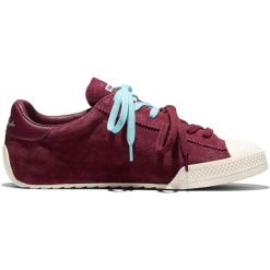 Buty sportowe Converse Chuck Taylor Lo. Czerwone buty sportowe na co dzień damskie Converse, z materiału, bez zapięcia. Za 590.00 zł.
