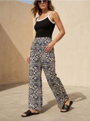 Spodnie wide leg z wiskozą ze wzorem geometrycznym - wielobarwny. Spodnie materiałowe damskie Sinsay, bez wzorów, z wiskozy. Za 49.99 zł.