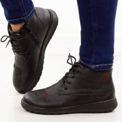 Czarne botki damskie Potocki 90363. Czarne botki damskie POTOCKI, na jesień, z jeansu, eleganckie, z okrągłym noskiem, bez obcasa, na płaskiej podeszwie, bez zapięcia. Za 169.00 zł.