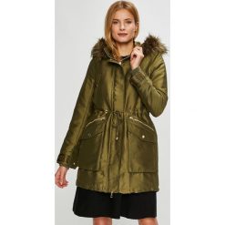 Guess Jeans - Parka. Zielone parki damskie Guess Jeans, l, z aplikacjami, z bawełny. W wyprzedaży za 699.90 zł.