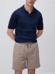 Szorty comfort z wiązaniem - beżowy. Brązowe szorty męskie Reserved, z dzianiny, bez kołnierzyka. W wyprzedaży za 59.99 zł.