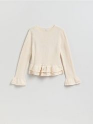 Sweter z falbanami - kremowy. Białe swetry klasyczne damskie Reserved, l, z bawełny, bez kołnierzyka. Za 129.99 zł.