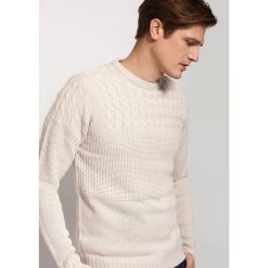 SWETER DŁUGI RĘKAW MĘSKI. Niebieskie swetry męskie TOP SECRET, na zimę, l, bez wzorów, z dzianiny, bez kołnierzyka. W wyprzedaży za 49.99 zł.