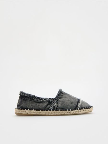 Jeansowe espadryle - biały. Białe espadryle damskie Reserved, bez wzorów, z bawełny, bez obcasa. W wyprzedaży za 29.99 zł.