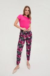 Spodnie w kwiaty granatowe. Spodnie materiałowe damskie MOODO, bez wzorów, z elastanu. Za 139.99 zł.