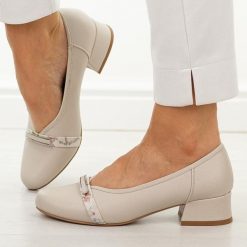 Białe czółenka damskie na obcasie Jezzi Asa279-2. Białe czółenka damskie Jezzi, z aplikacjami, ze skóry, z okrągłym noskiem, bez obcasa, na obcasie. W wyprzedaży za 179.10 zł.