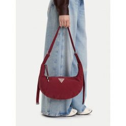 Torebka Guess Jeans. Czerwone torebki klasyczne damskie Guess Jeans, z aplikacjami, z jeansu, bez dodatków. Za 169.99 zł.