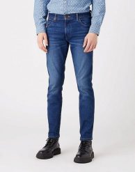 WRANGLER LARSTON MĘSKIE SPODNIE JEANSOWE SPECIAL W18SU829E 112320054. Spodnie materiałowe męskie Wrangler, bez wzorów, z jeansu. Za 229.99 zł.