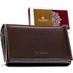 Skórzany, brązowy portfel damski zamykany na zatrzask - Peterson. Brązowe portfele damskie Peterson, bez wzorów, ze skóry. Za 119.99 zł.