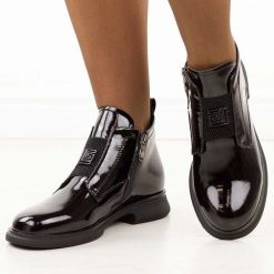 Czarne lakierowane botki damskie Filippo Dbt7383/25. Czarne botki damskie Filippo, na jesień, z jeansu, eleganckie, z okrągłym noskiem, bez obcasa, na płaskiej podeszwie, bez zapięcia. Za 359.00 zł.