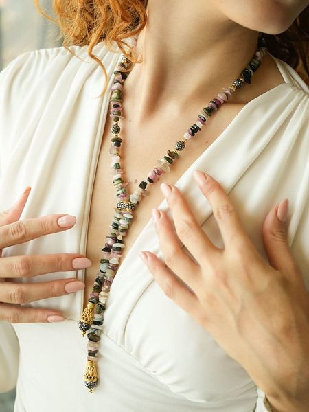 Pierres de Jade Pozłacany naszyjnik z elementami ozdobnymi - dł. 50 cm rozmiar: onesize. Czarne naszyjniki damskie Pierres de Jade, pozłacane. Za 52.99 zł.