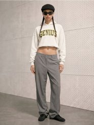 Bluza hoodie z napisem Genius - szary. Szare bluzy sportowe damskie Sinsay, l, bez wzorów, bez ramiączek, bez kaptura. Za 49.99 zł.
