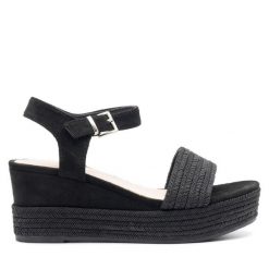 Sandały Jenny Fairy. Czarne sandały damskie Jenny Fairy, bez wzorów, bez obcasa, na koturnie. Za 139.99 zł.