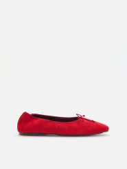 Skórzane baleriny - czerwony. Czerwone baleriny damskie Reserved, bez wzorów, ze skóry, bez obcasa. Za 169.99 zł.