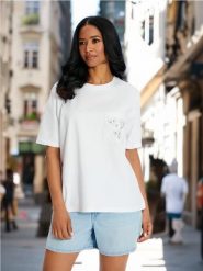 Koszulka - biały. Białe t-shirty damskie Sinsay, l, z aplikacjami, z bawełny, bez kołnierzyka. Za 25.99 zł.