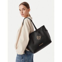 Torebka LOVE MOSCHINO. Czarne torebki klasyczne damskie Love Moschino, bez wzorów, bez dodatków. Za 1,099.00 zł.
