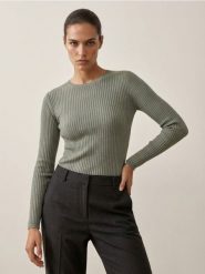 Klasyczny prążkowany sweter - zielony. Zielone swetry klasyczne damskie Sinsay, l, prążkowane, bez kołnierzyka. Za 29.99 zł.