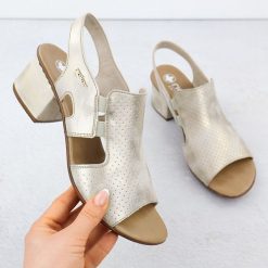 Sandały damskie na obcasie wsuwane złote Rieker 64665-60. Żółte sandały damskie Rieker, bez wzorów, ze skóry ekologicznej, bez obcasa, na obcasie. Za 319.00 zł.