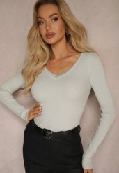 Jasnoszary Sweter z Prążkowanego Materiału z Cyrkoniami Irilis. Szare swetry klasyczne damskie Renee, m, z jeansu, bez kołnierzyka. Za 49.99 zł.