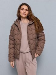 Pikowana kurtka puffer z kapturem i ściągaczami - fioletowy. Fioletowe kurtki damskie Sinsay, l, bez wzorów, z kapturem. Za 69.99 zł.
