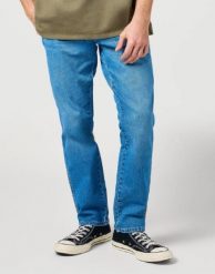 MESKIE SPODNIE WRANGLER TEXAS SLIM GLACIER 112364830. Spodnie materiałowe męskie Wrangler, bez wzorów, z jeansu. W wyprzedaży za 179.99 zł.